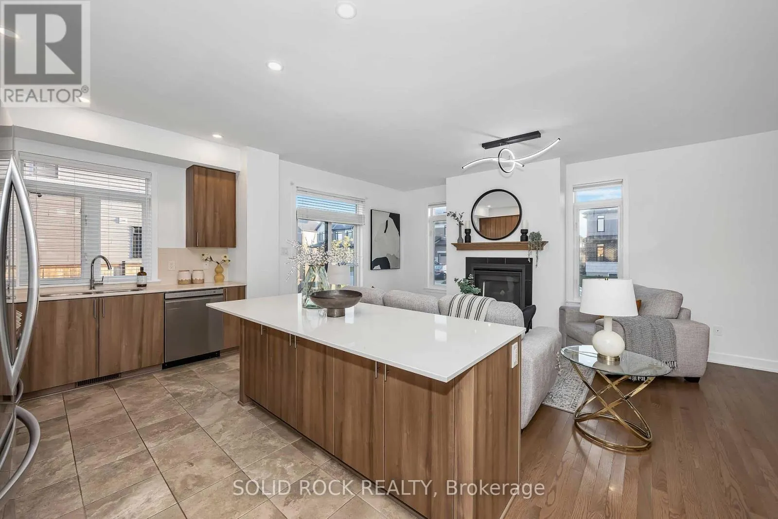 859 SOLARIUM AVENUE E