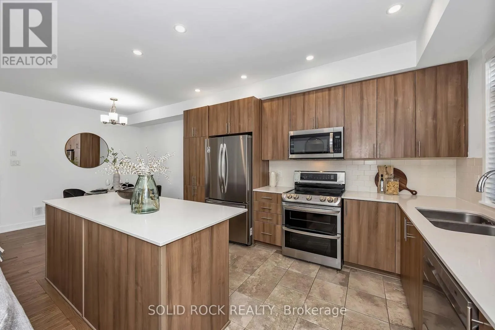 859 SOLARIUM AVENUE E