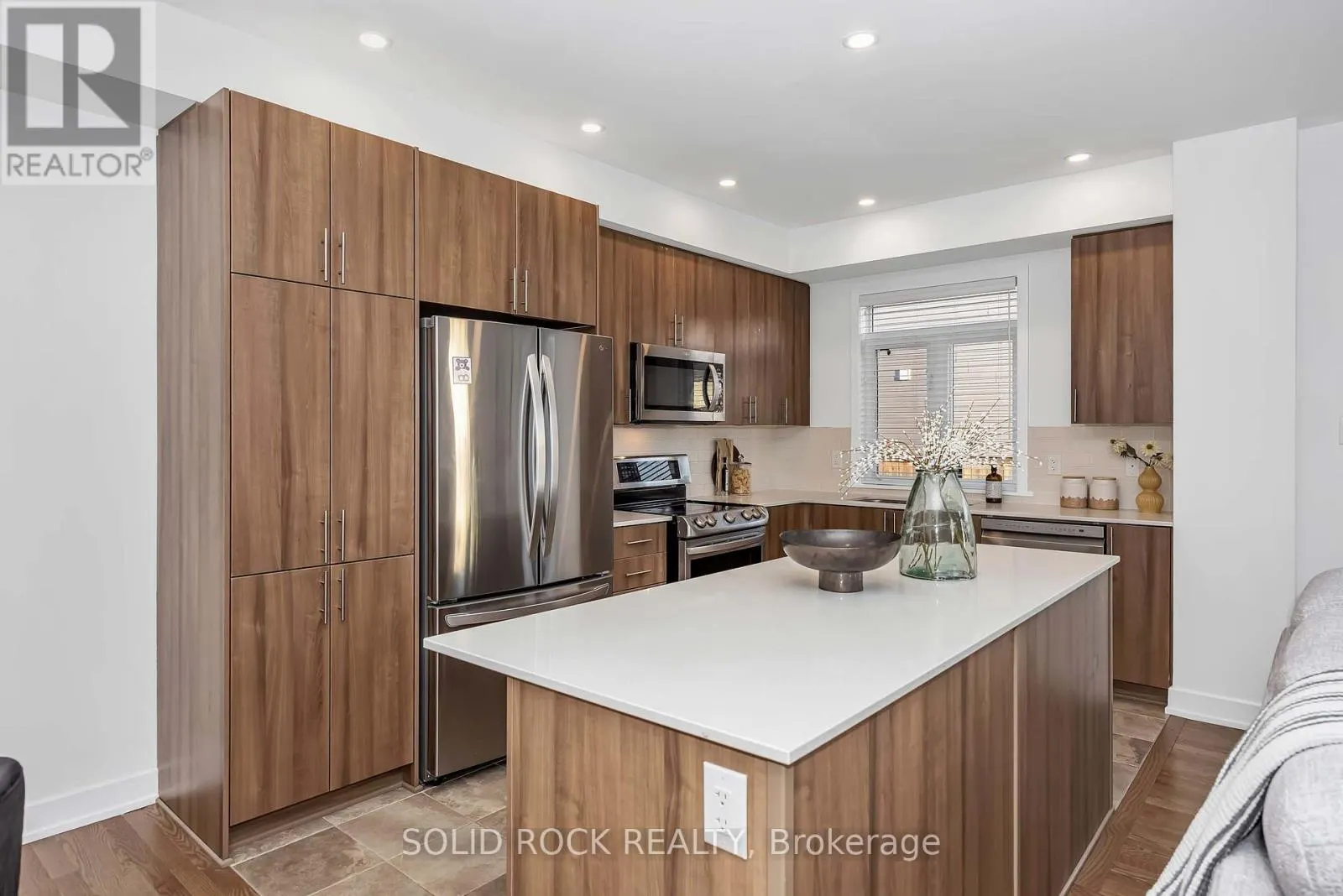 859 SOLARIUM AVENUE E