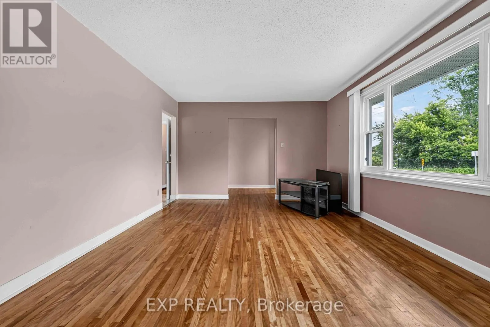 1613 QUEENSDALE AVENUE