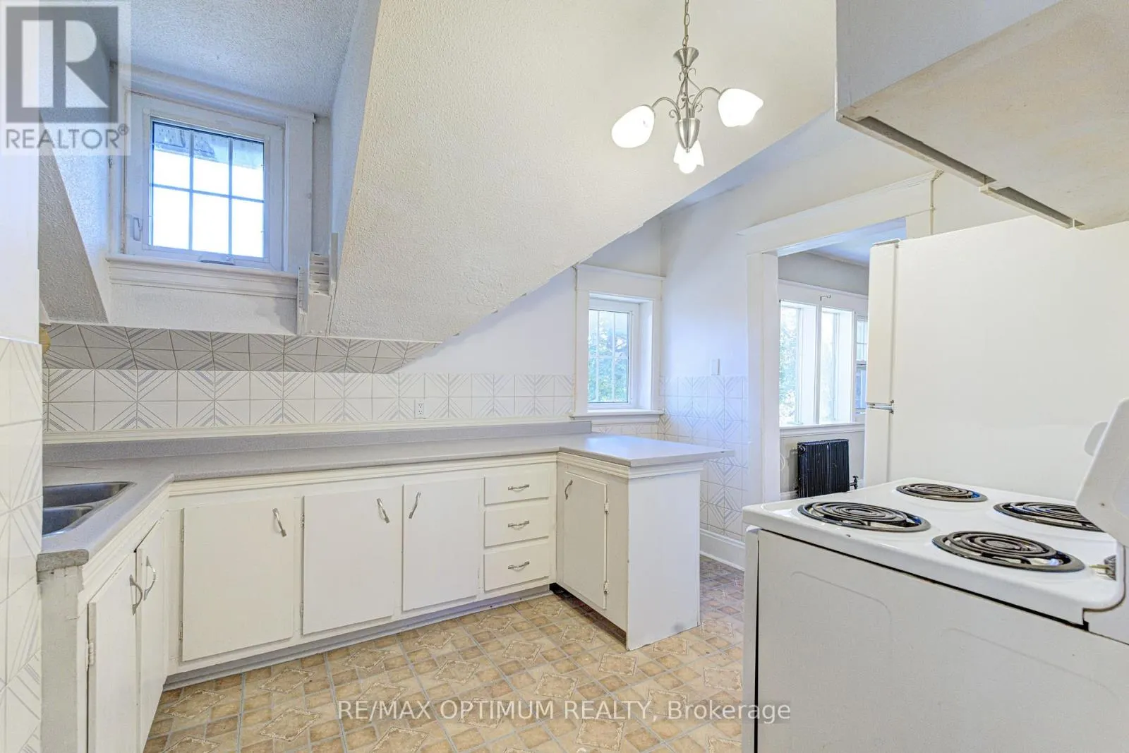 916 QUEENSTON ROAD