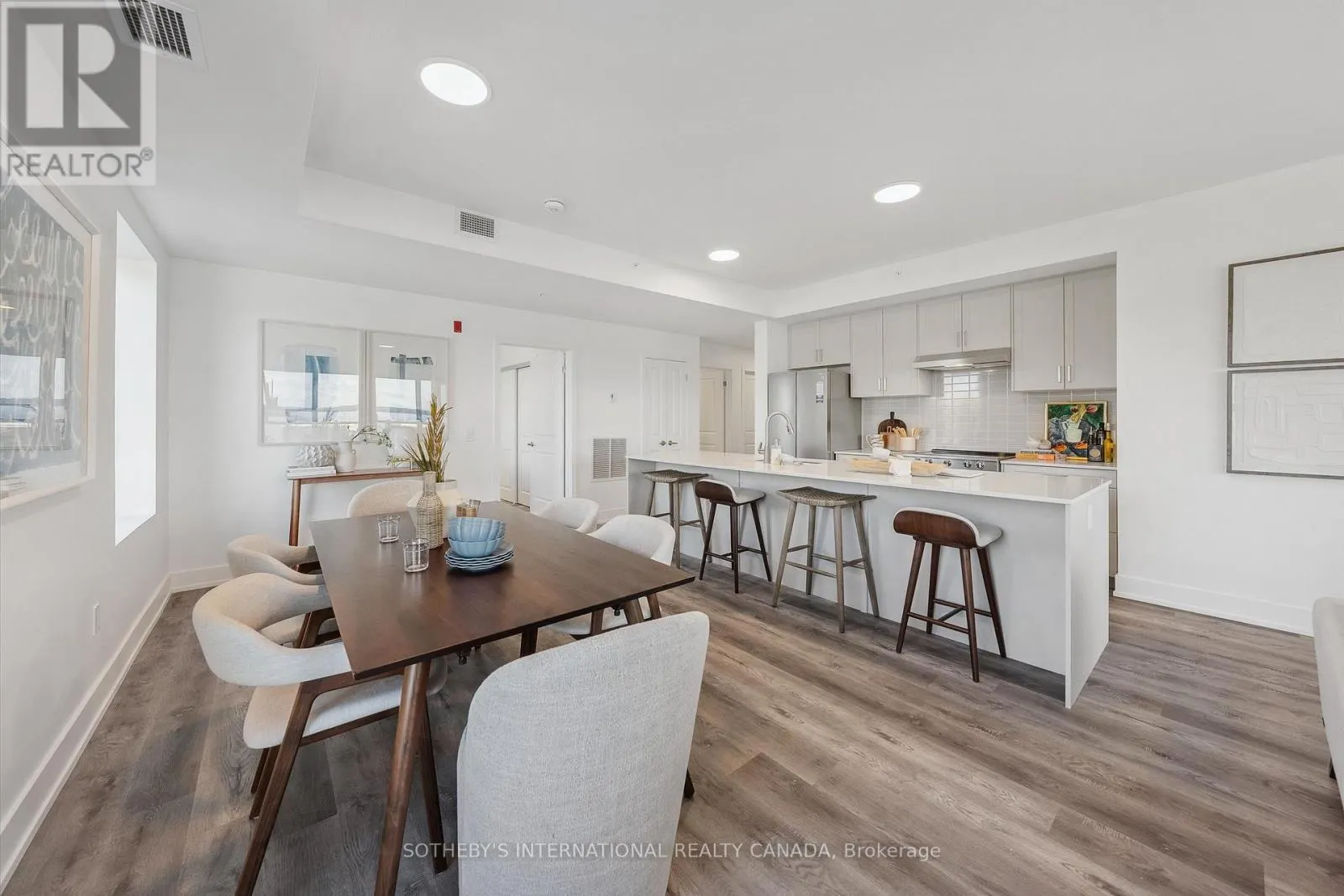 208 - 19B WEST STREET N