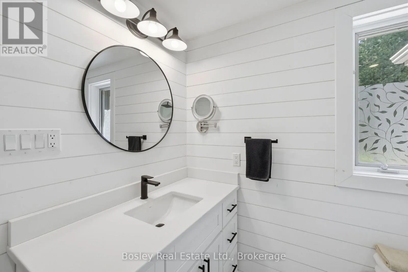 164 BAY STREET W