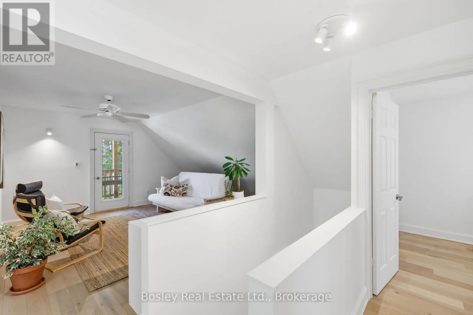164 BAY STREET W