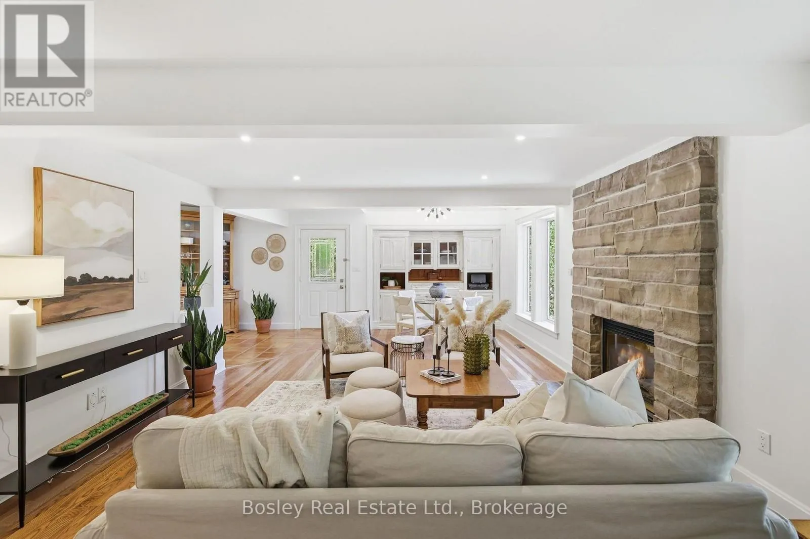 164 BAY STREET W