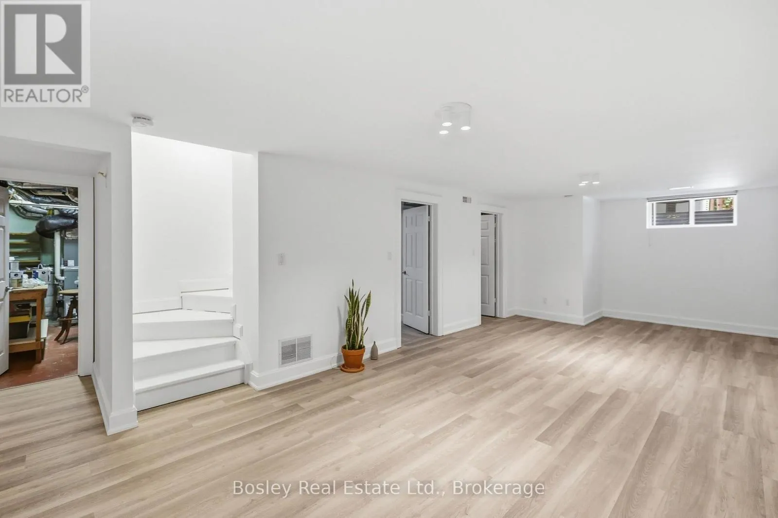 164 BAY STREET W