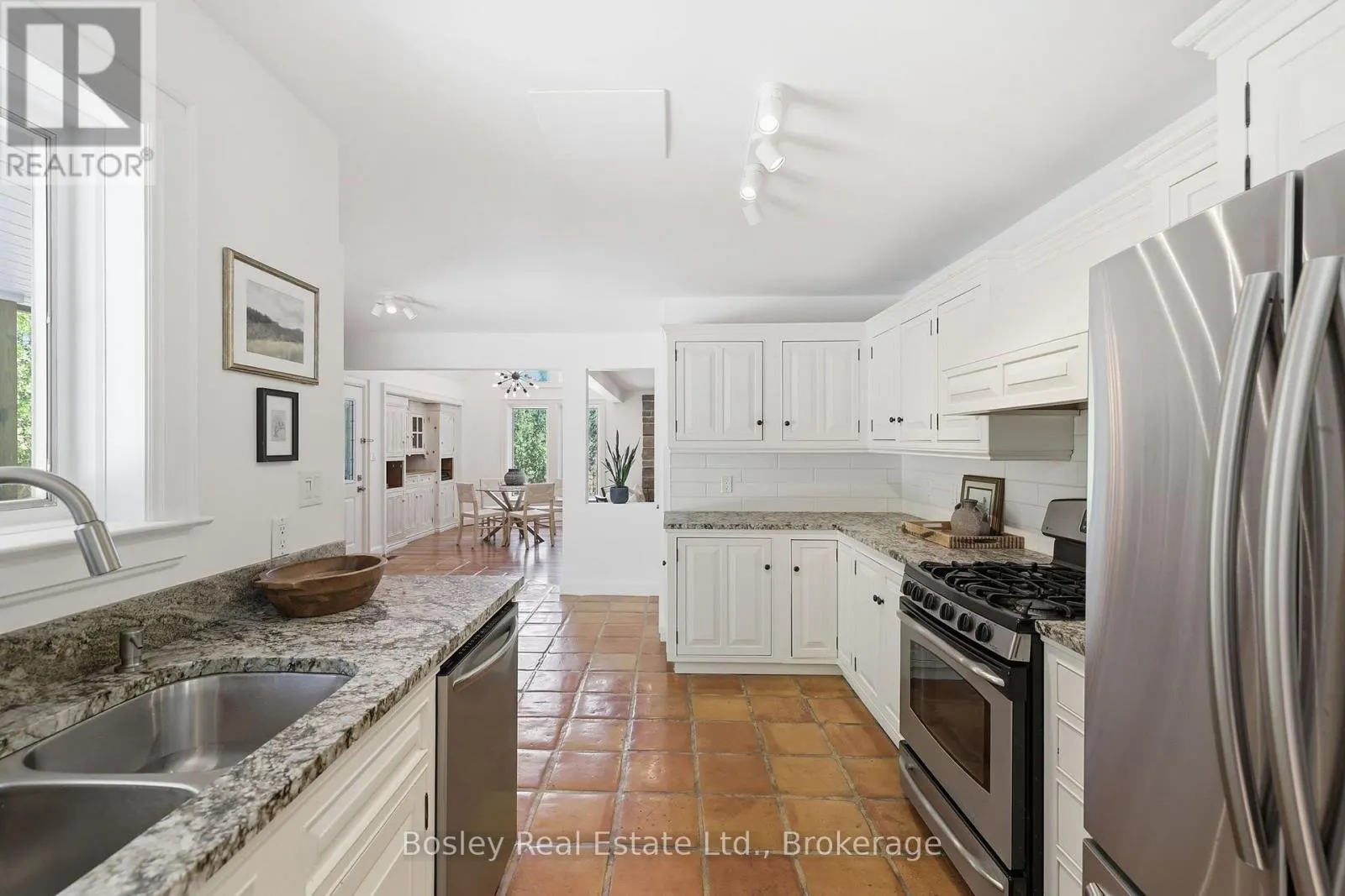 164 BAY STREET W