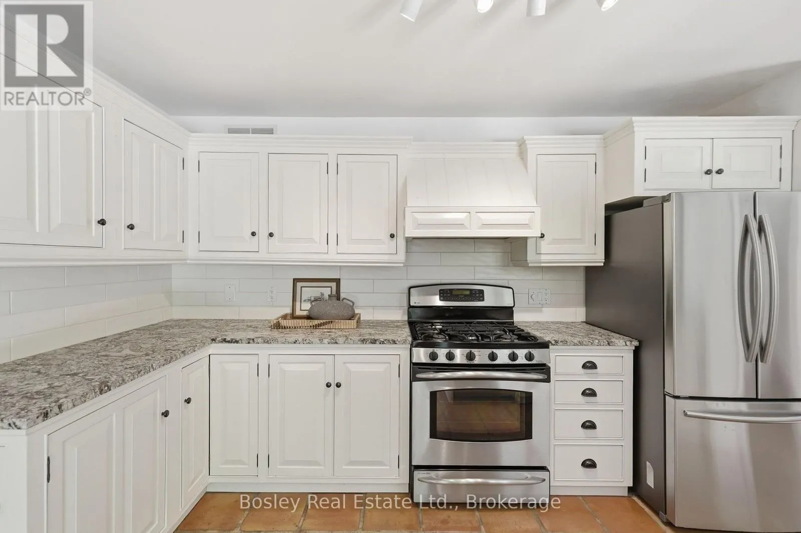 164 BAY STREET W