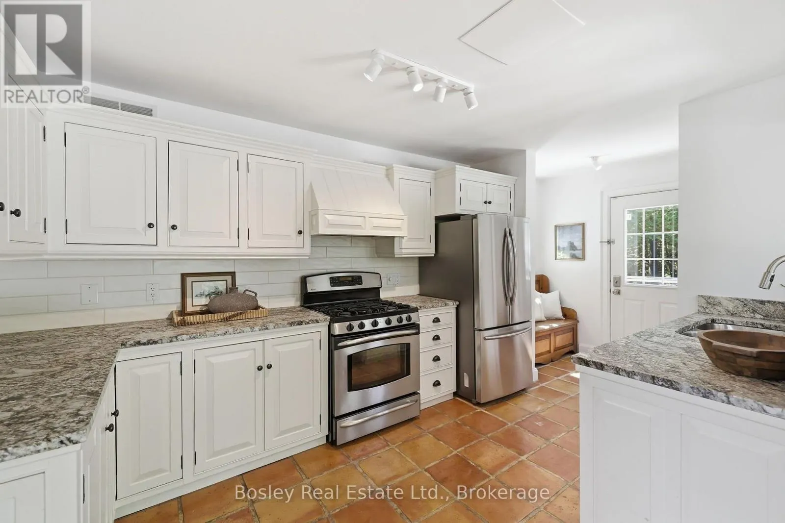 164 BAY STREET W