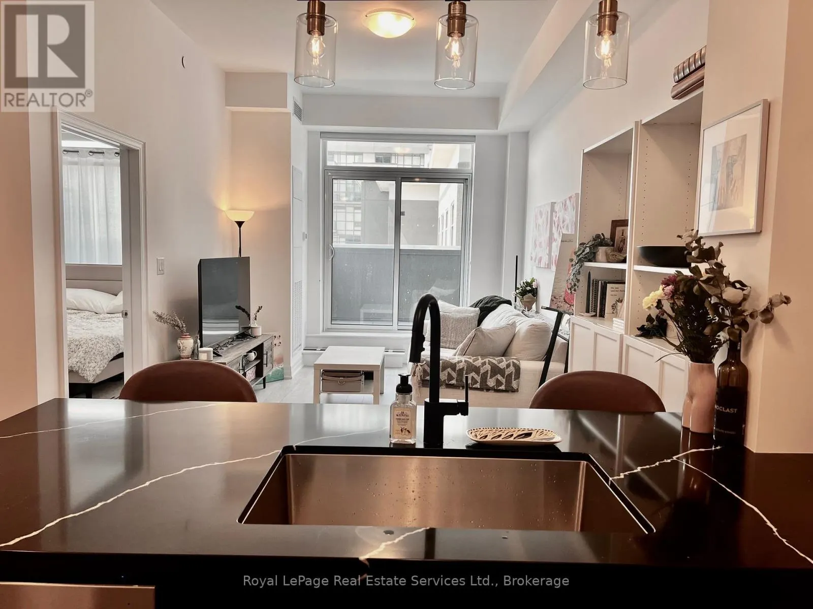 524 - 460 DUNDAS STREET E