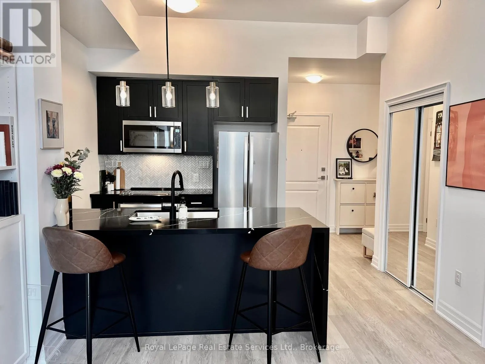 524 - 460 DUNDAS STREET E