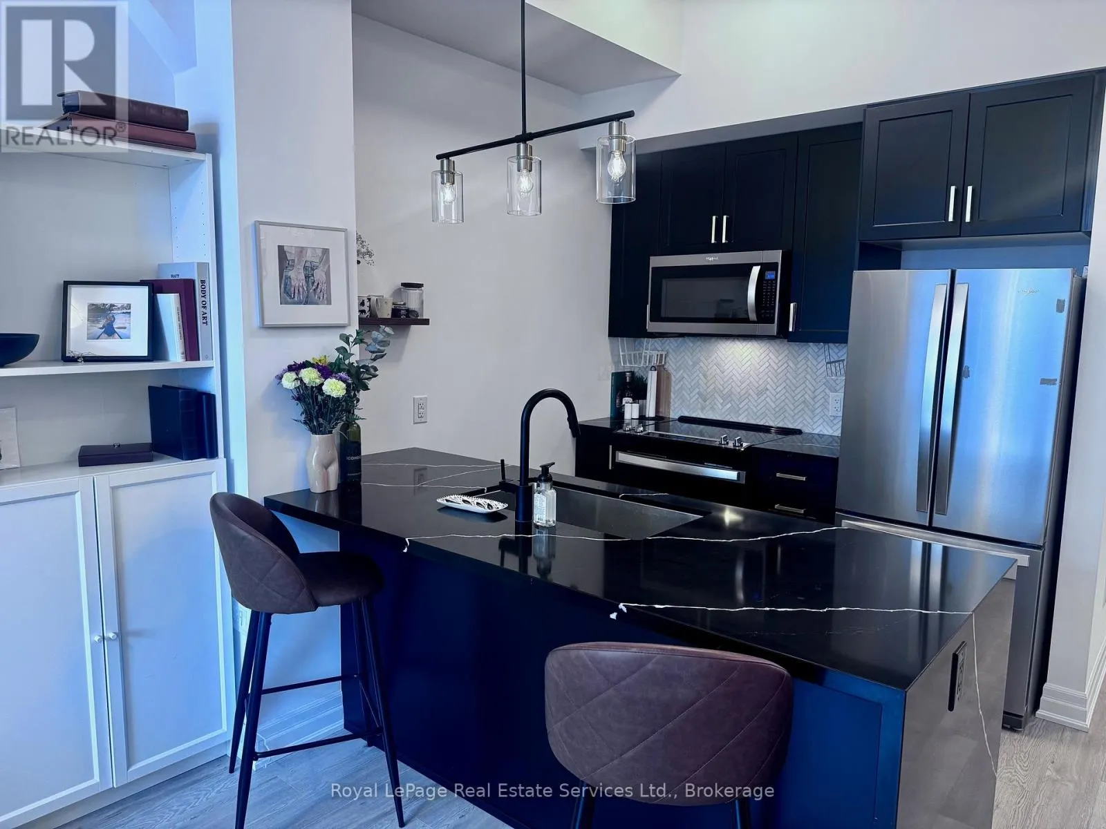 524 - 460 DUNDAS STREET E