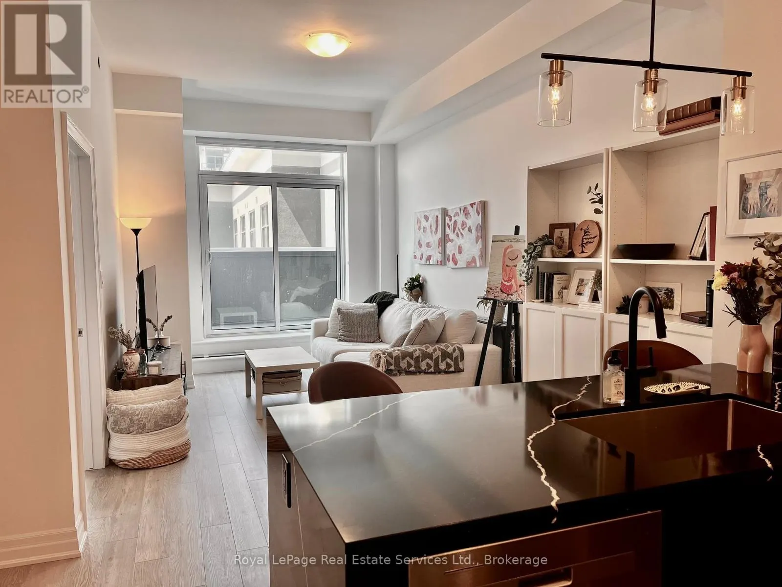 524 - 460 DUNDAS STREET E