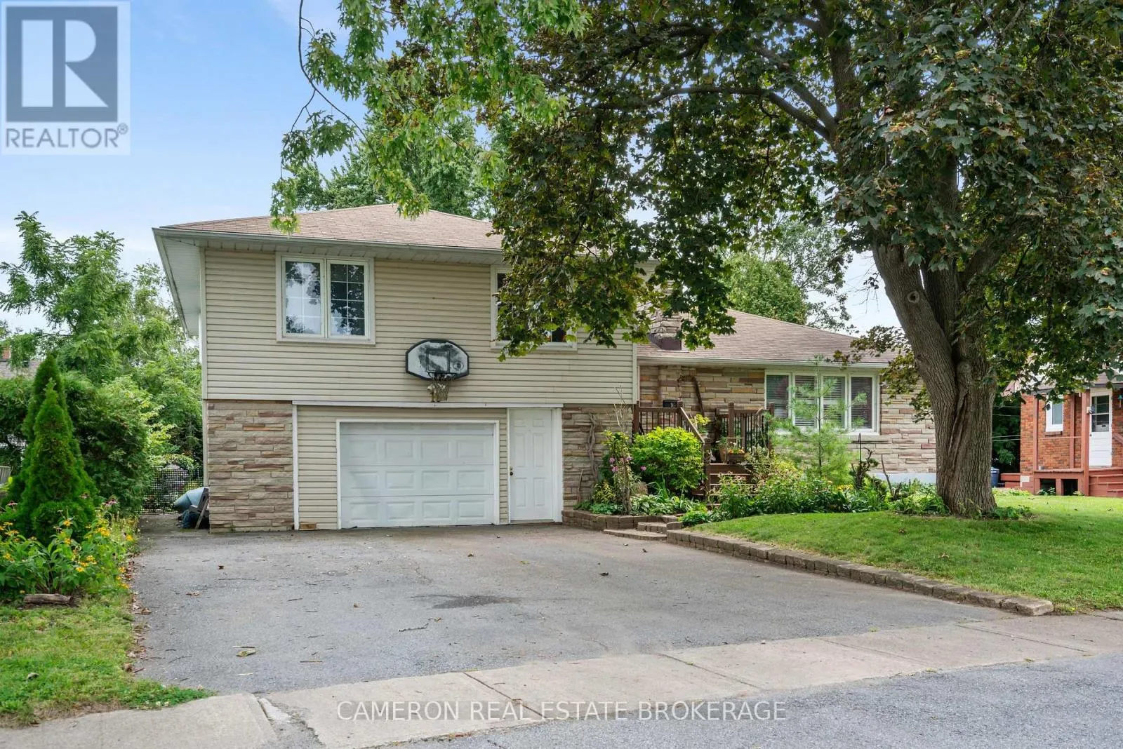 16 KENT CRESCENT