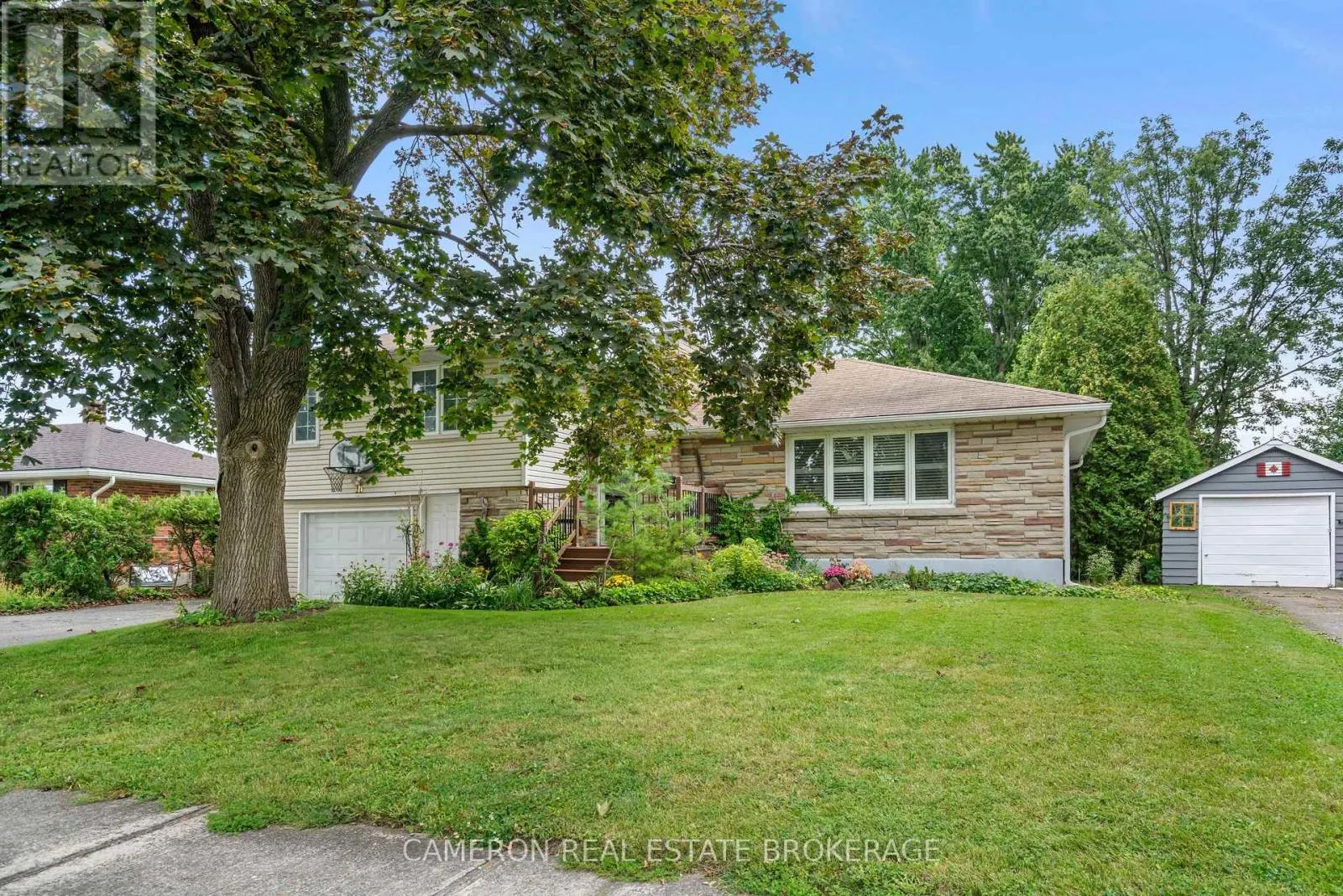 16 KENT CRESCENT
