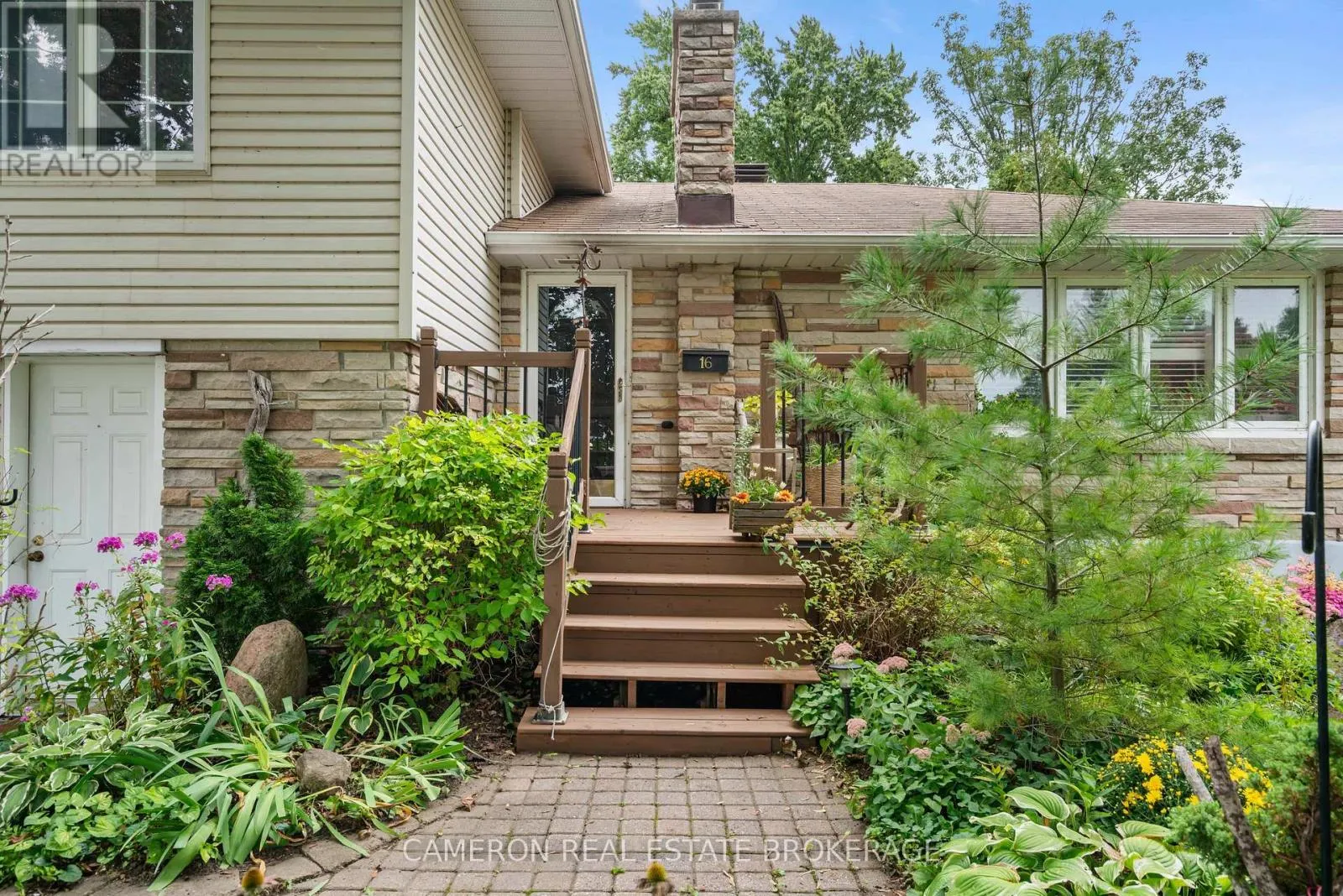 16 KENT CRESCENT