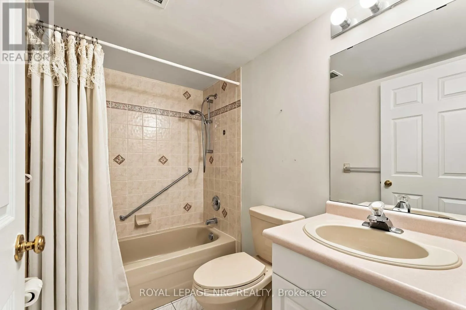 205 - 4090 JOHN CHARLES BOULEVARD #205