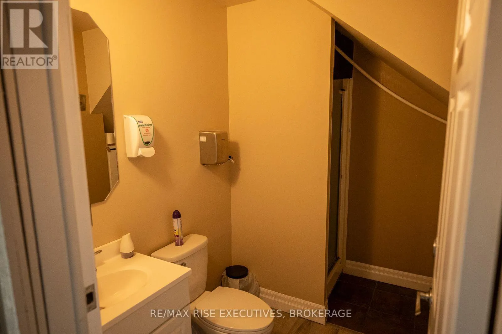 8 - 637 NORRIS COURT #8