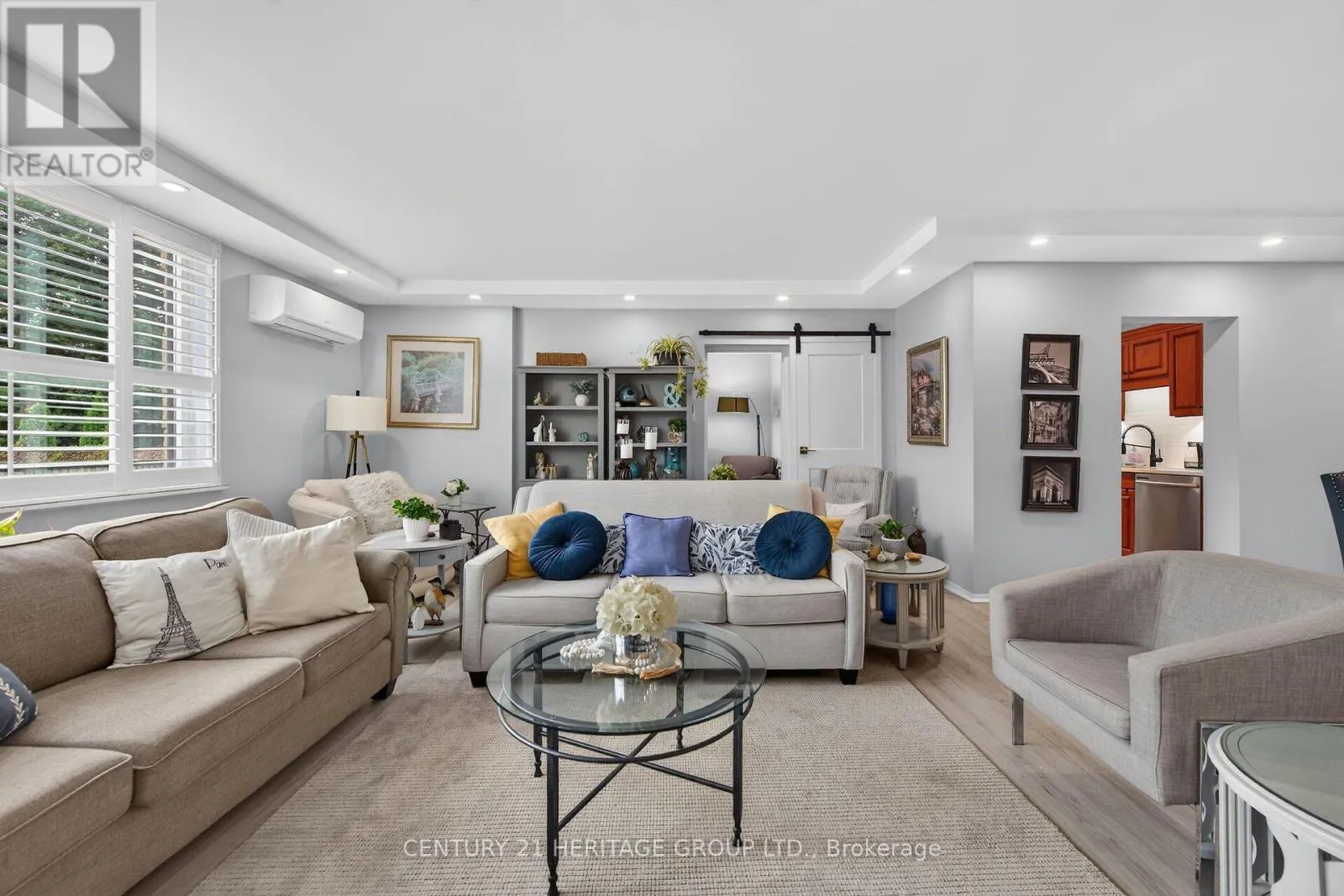 101 - 28 ROBINSON STREET N