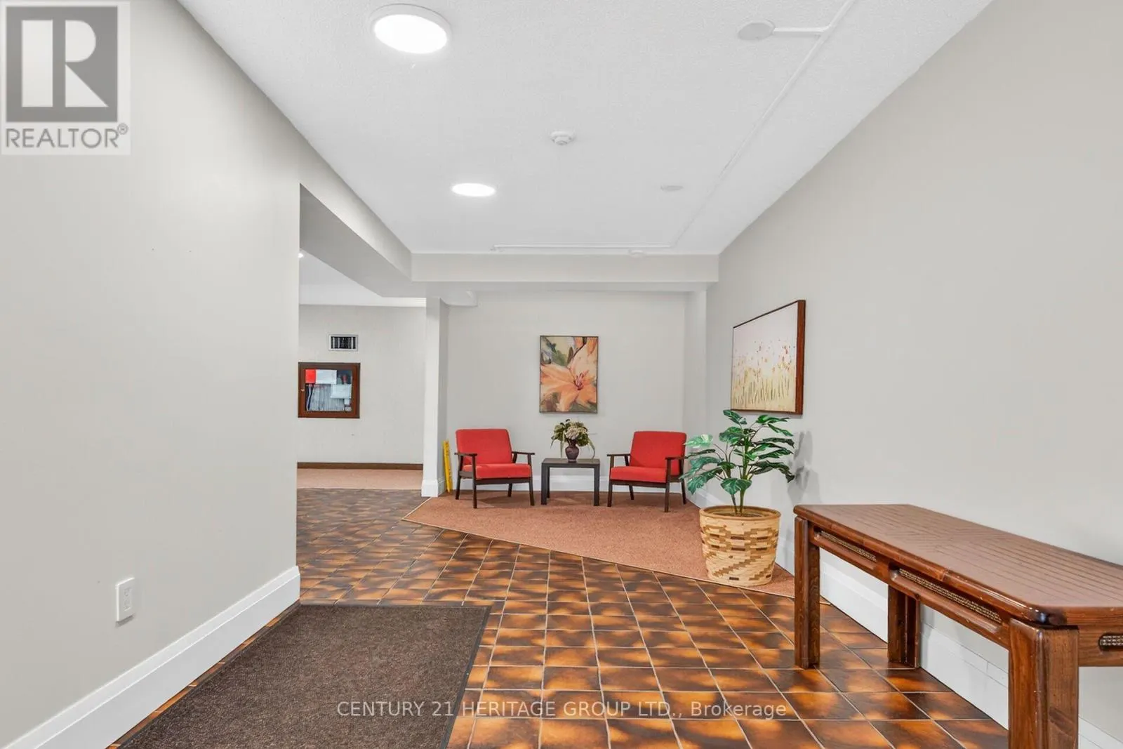 101 - 28 ROBINSON STREET N
