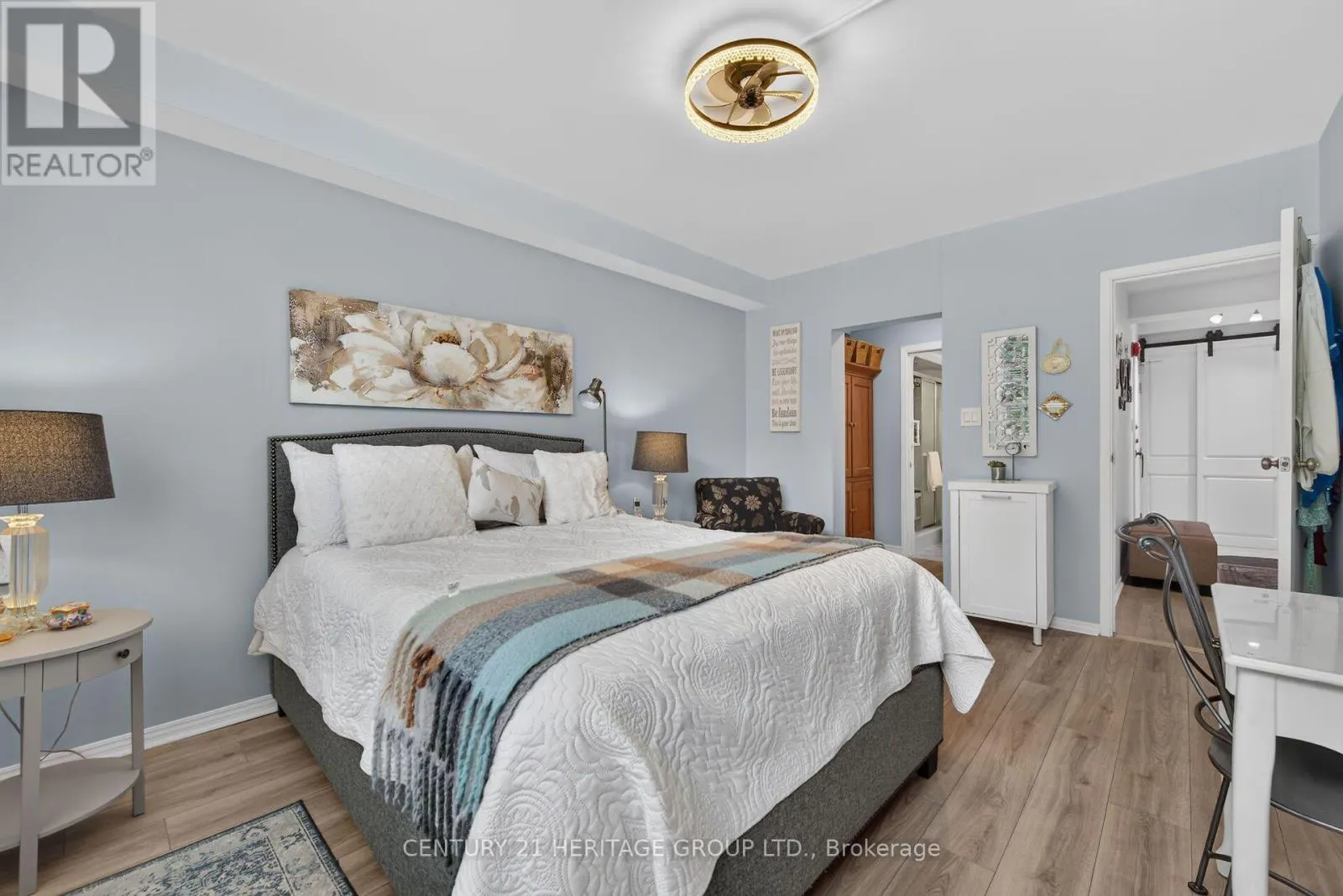 101 - 28 ROBINSON STREET N