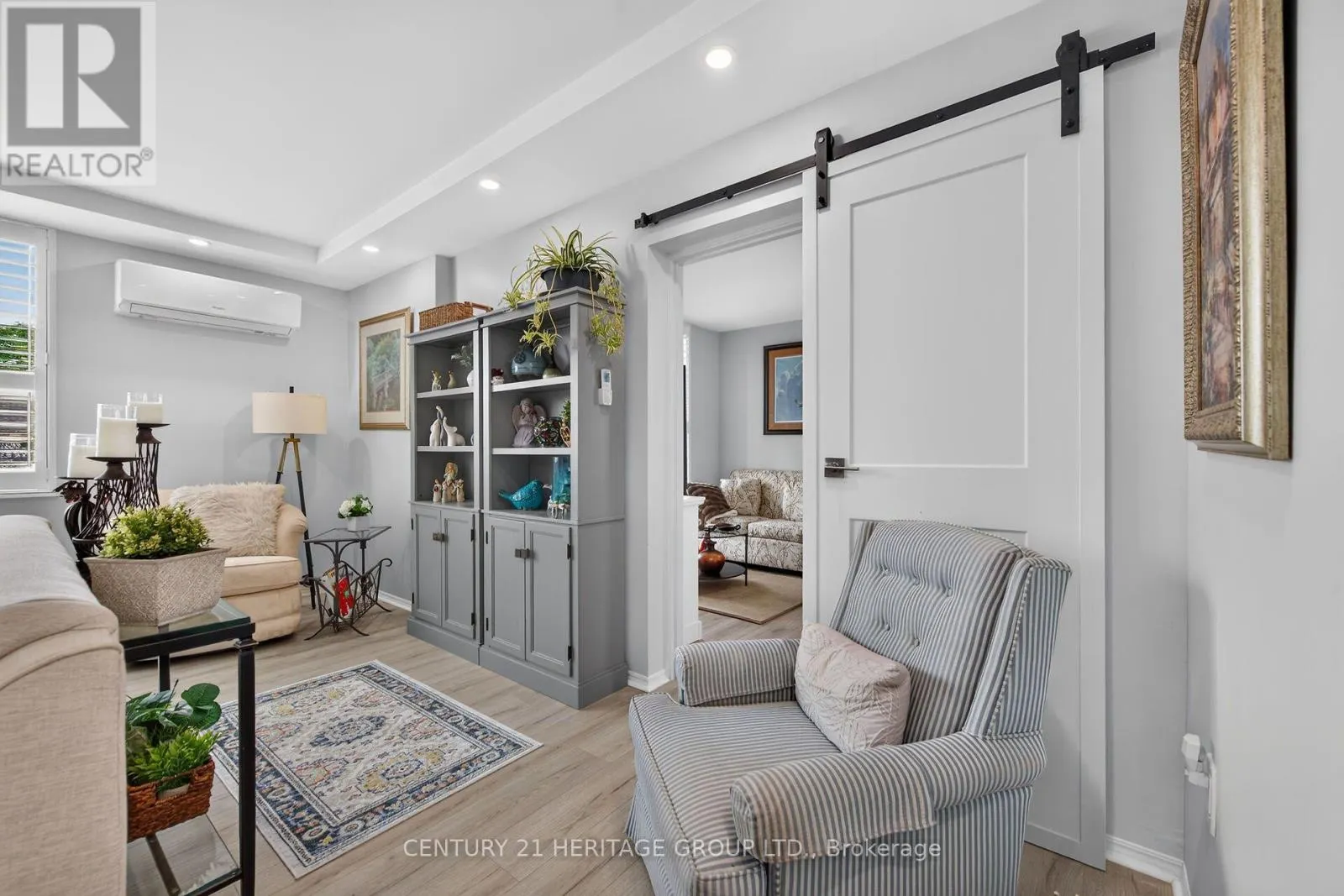 101 - 28 ROBINSON STREET N