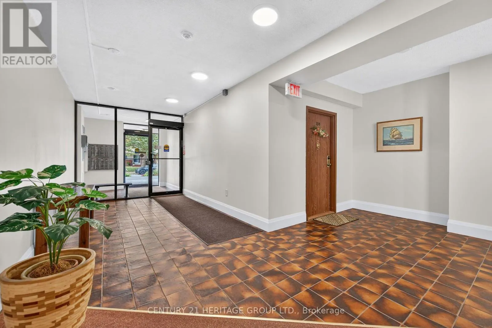 101 - 28 ROBINSON STREET N