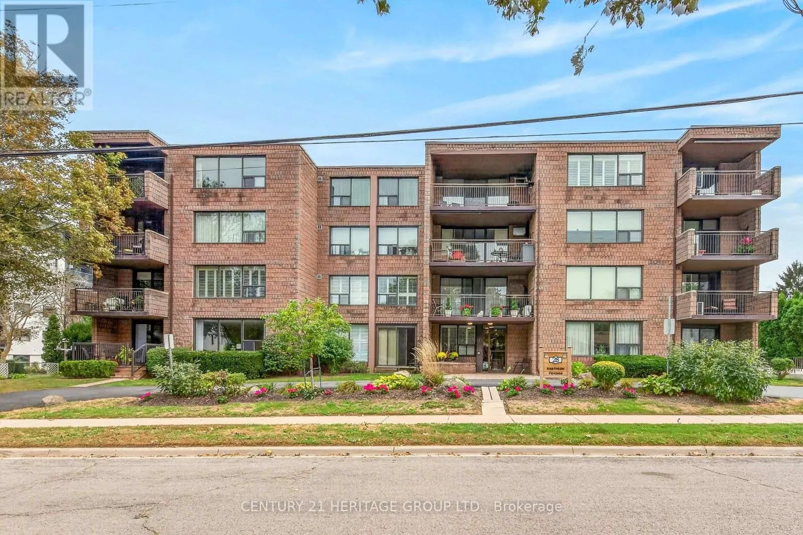 101 - 28 ROBINSON STREET N