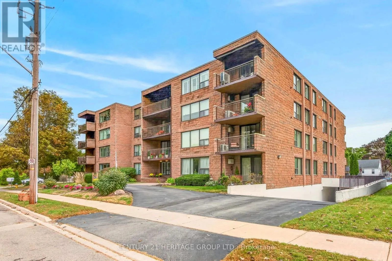101 - 28 ROBINSON STREET N