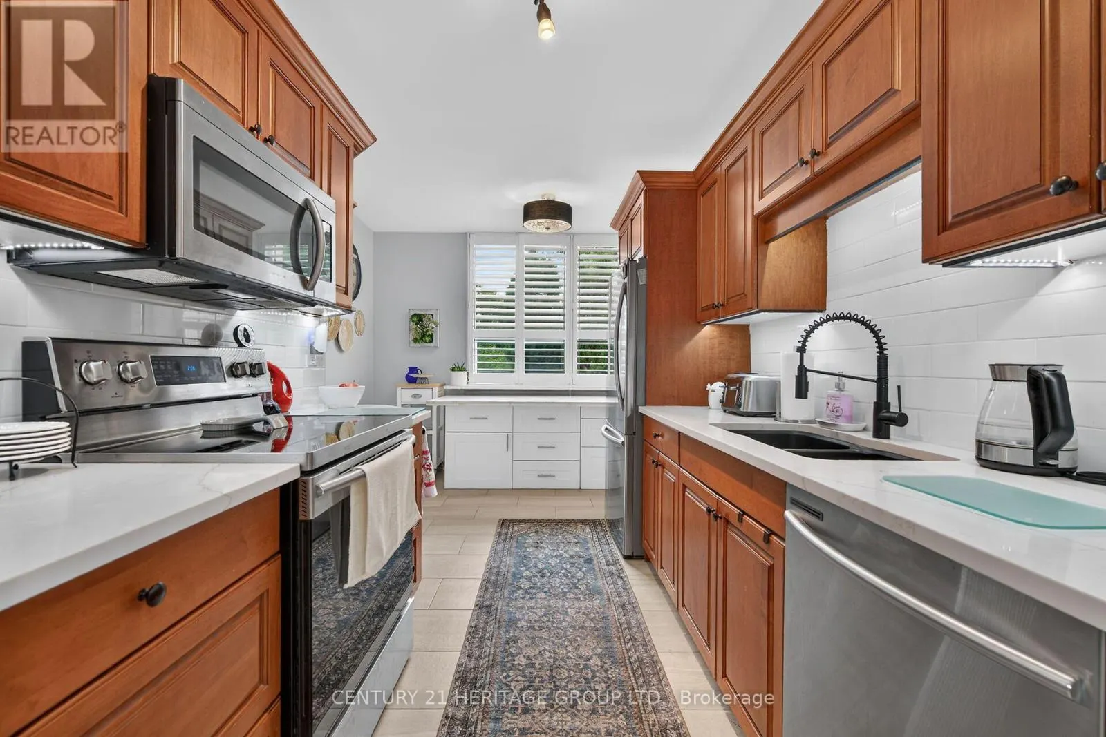 101 - 28 ROBINSON STREET N