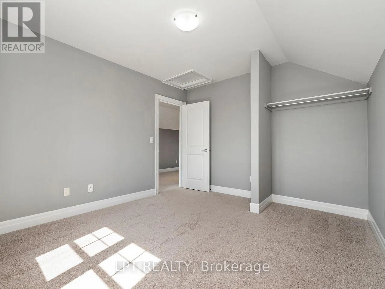 1 DORCHESTER BOULEVARD S