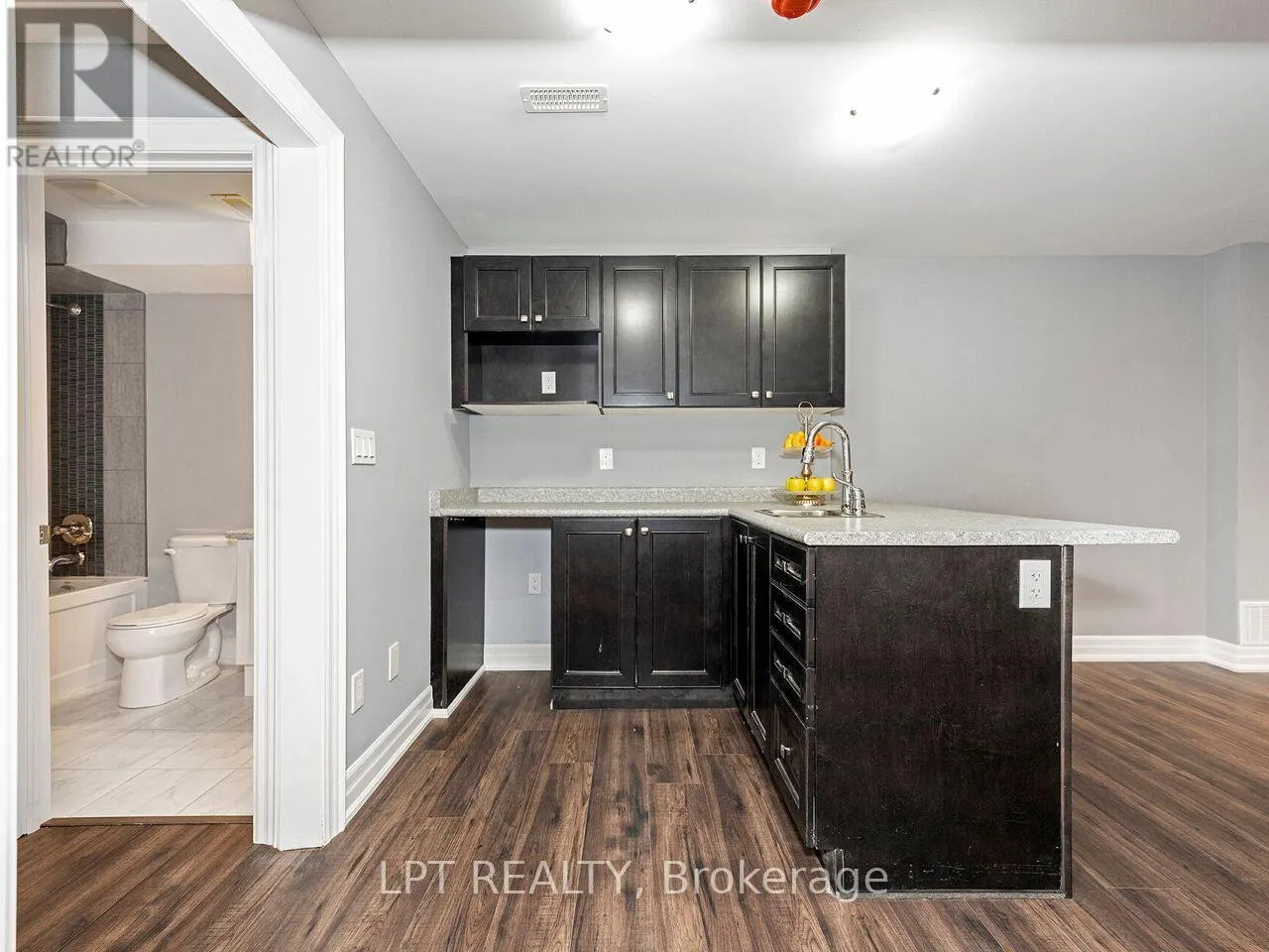 1 DORCHESTER BOULEVARD S