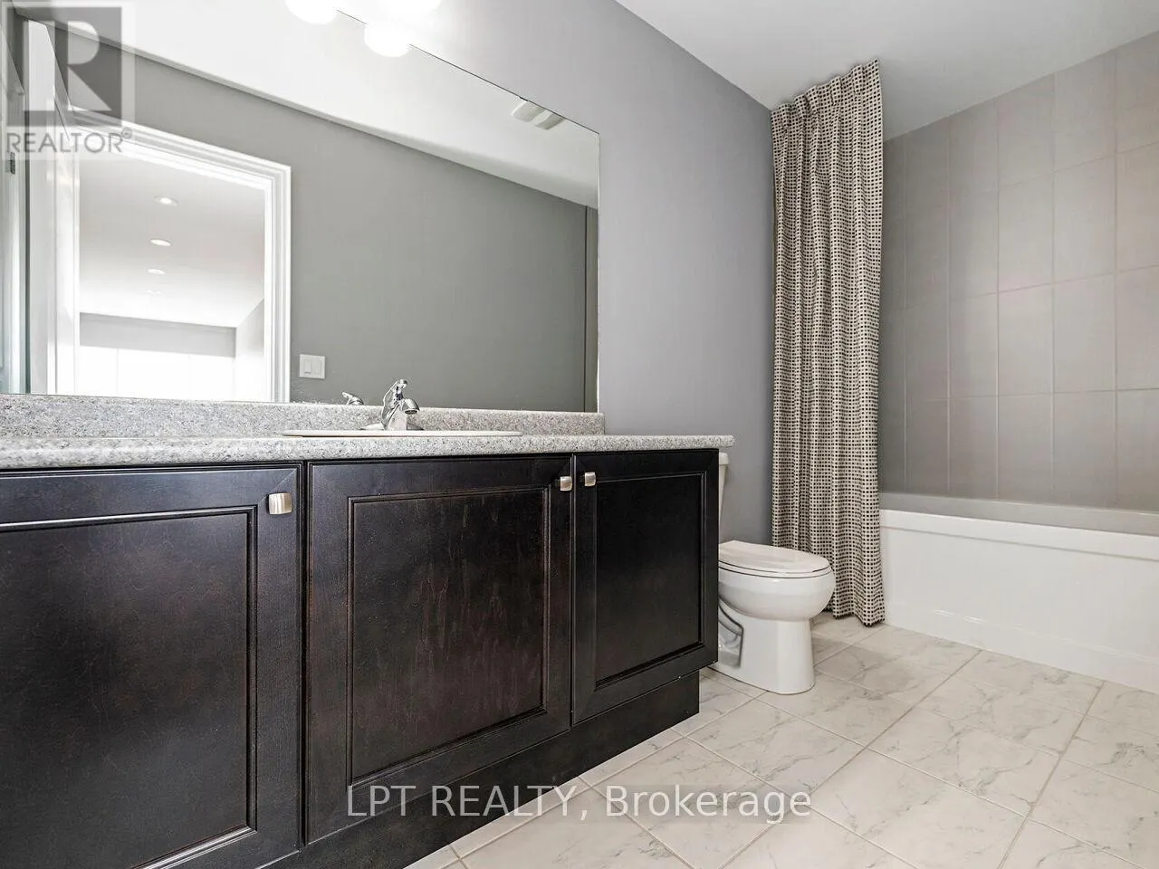 1 DORCHESTER BOULEVARD S