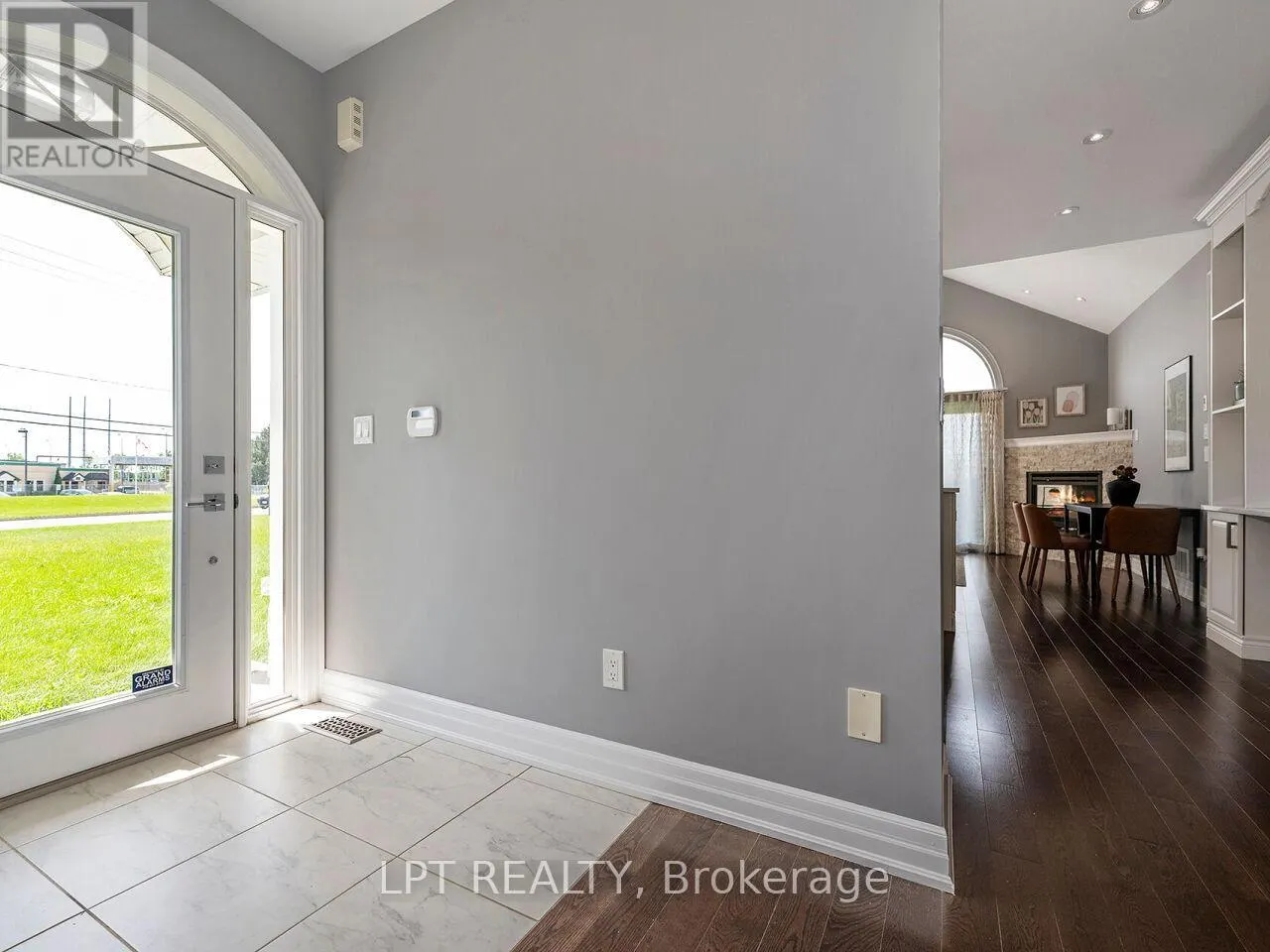 1 DORCHESTER BOULEVARD S