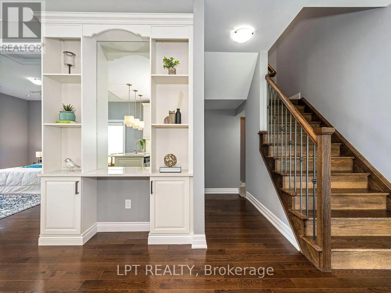 1 DORCHESTER BOULEVARD S