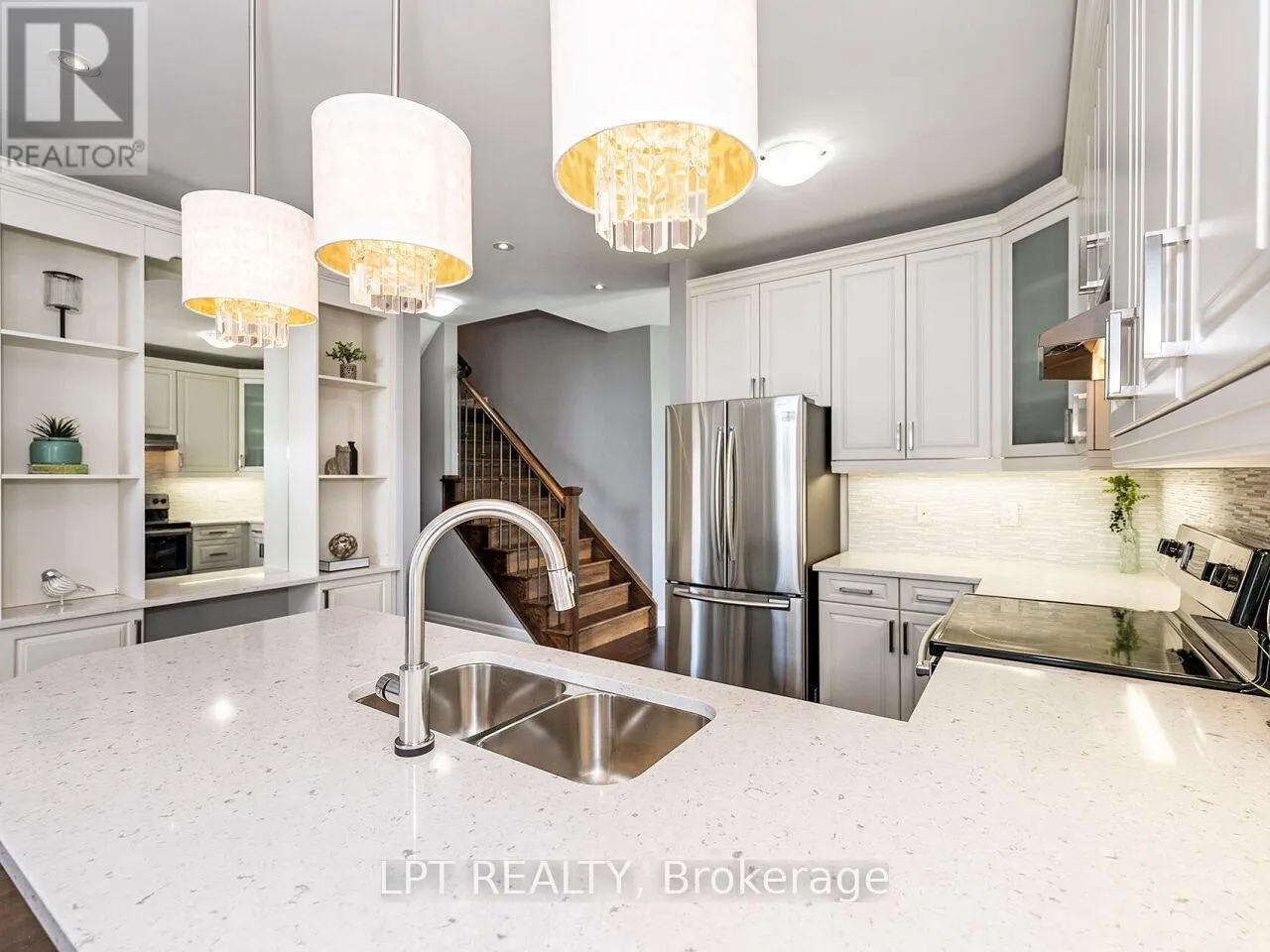 1 DORCHESTER BOULEVARD S