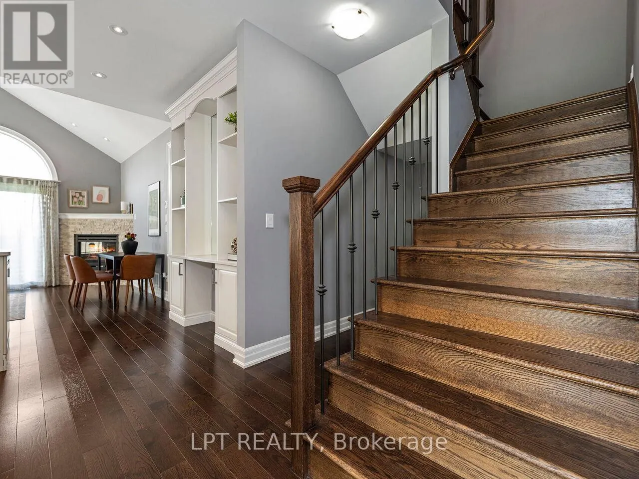 1 DORCHESTER BOULEVARD S