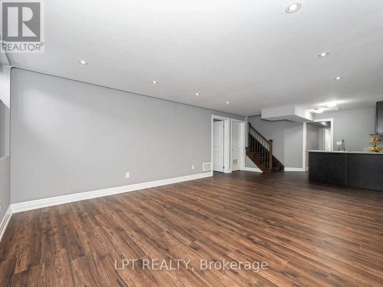 1 DORCHESTER BOULEVARD S