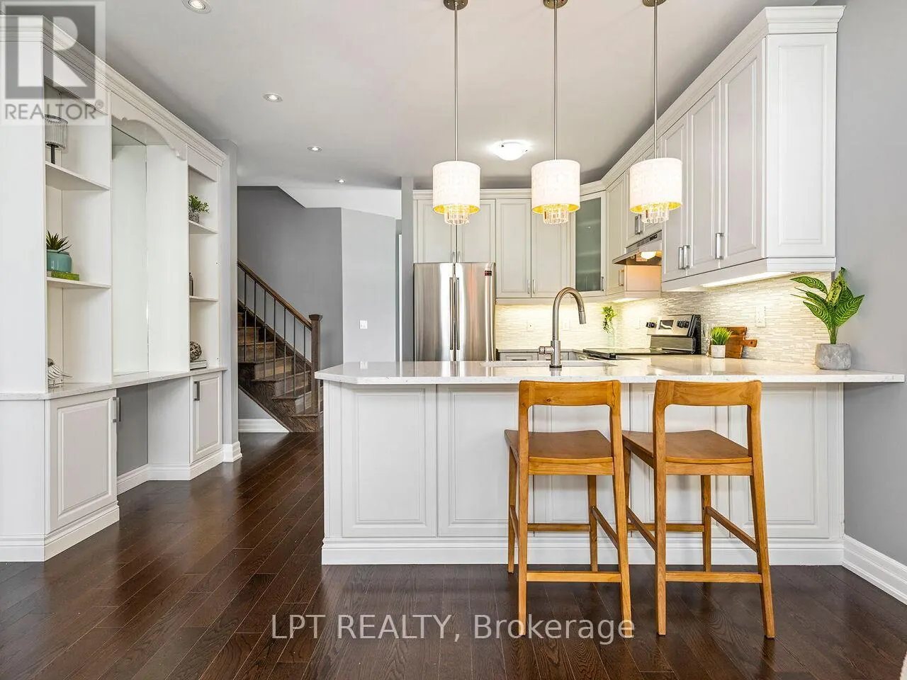 1 DORCHESTER BOULEVARD S