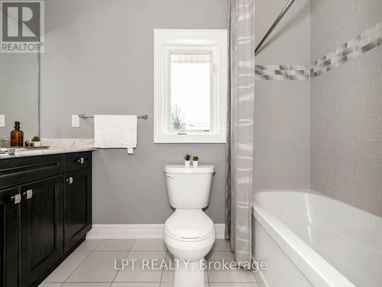 1 DORCHESTER BOULEVARD S