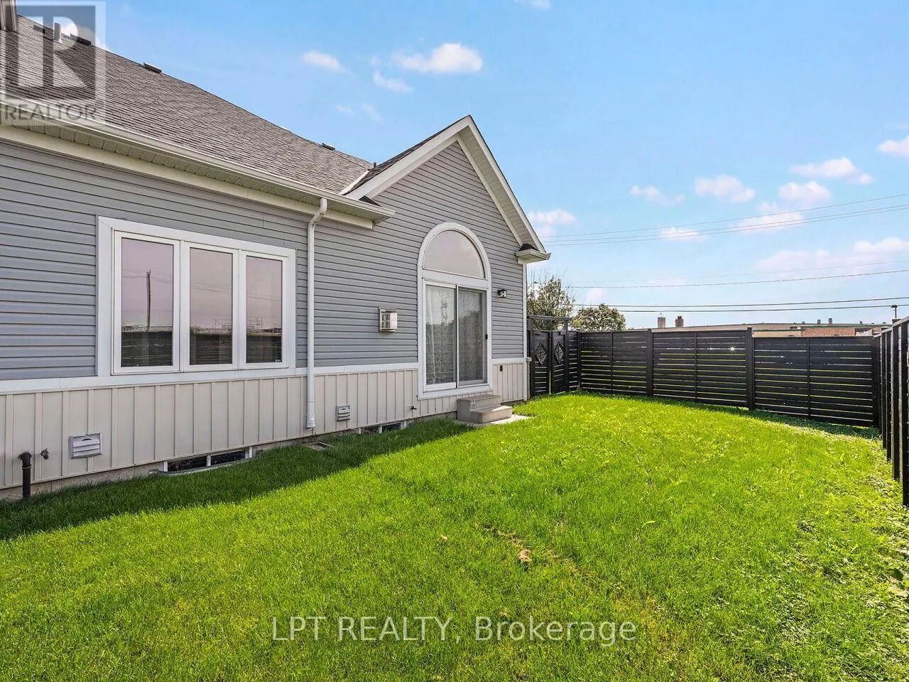 1 DORCHESTER BOULEVARD S
