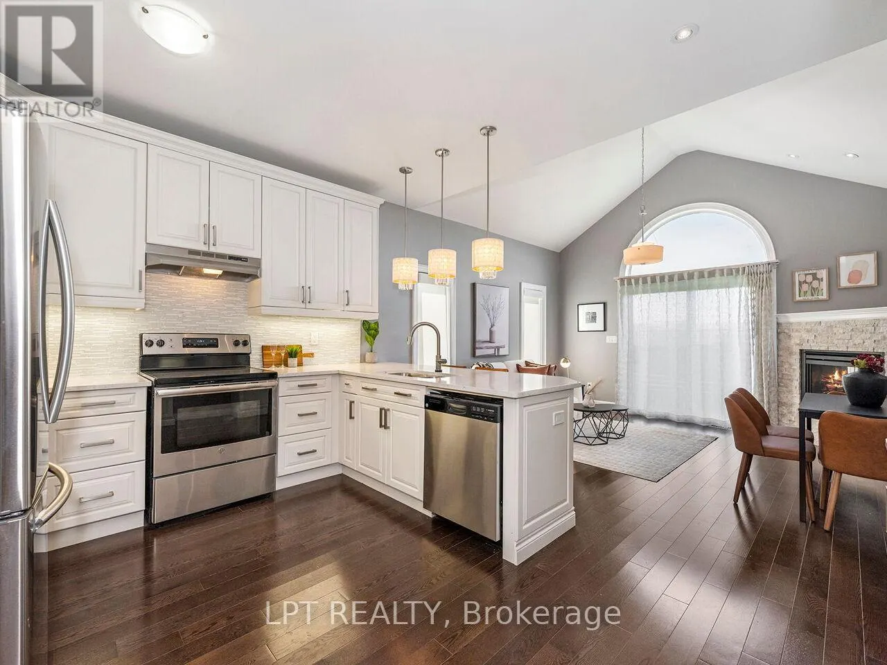 1 DORCHESTER BOULEVARD S