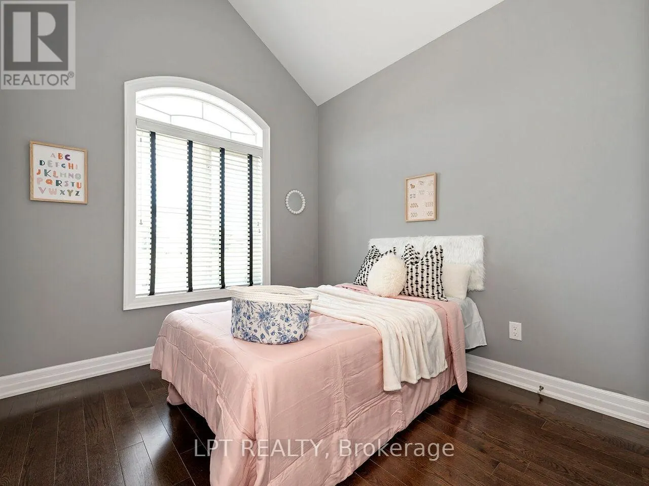 1 DORCHESTER BOULEVARD S
