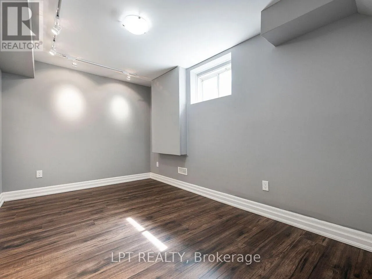 1 DORCHESTER BOULEVARD S
