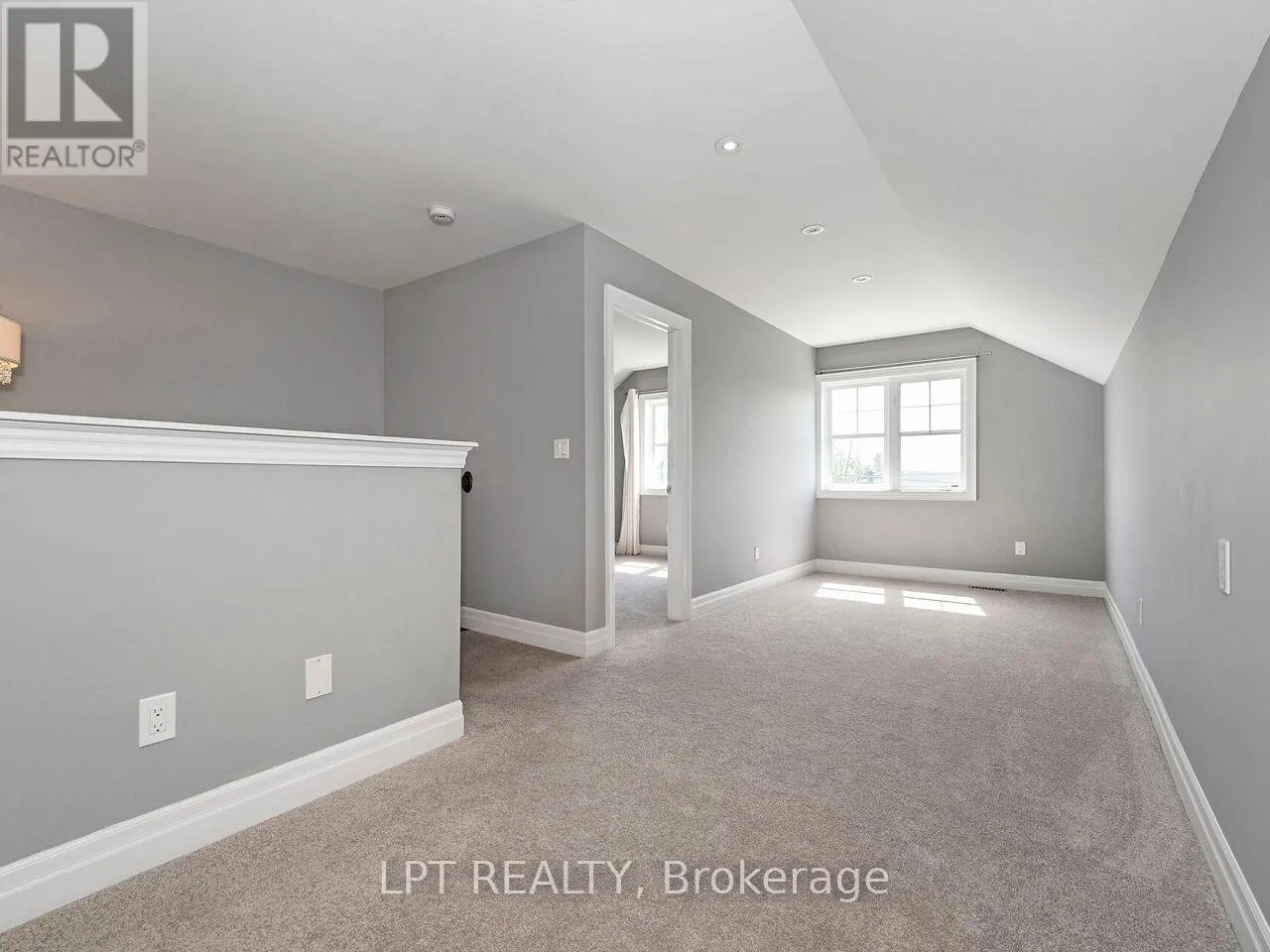 1 DORCHESTER BOULEVARD S
