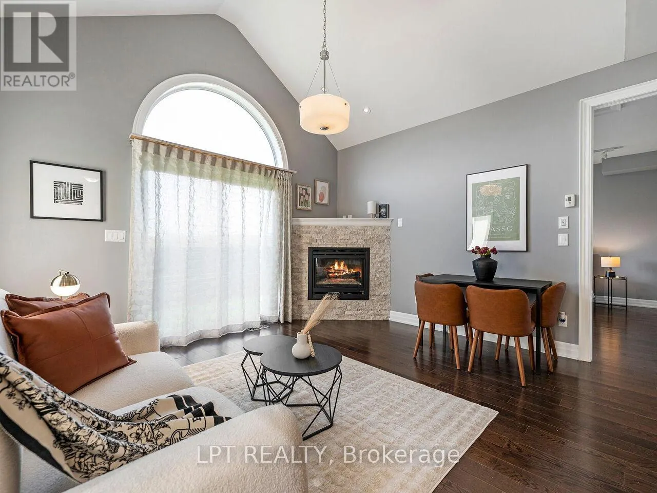 1 DORCHESTER BOULEVARD S