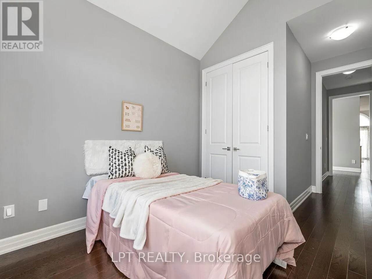1 DORCHESTER BOULEVARD S