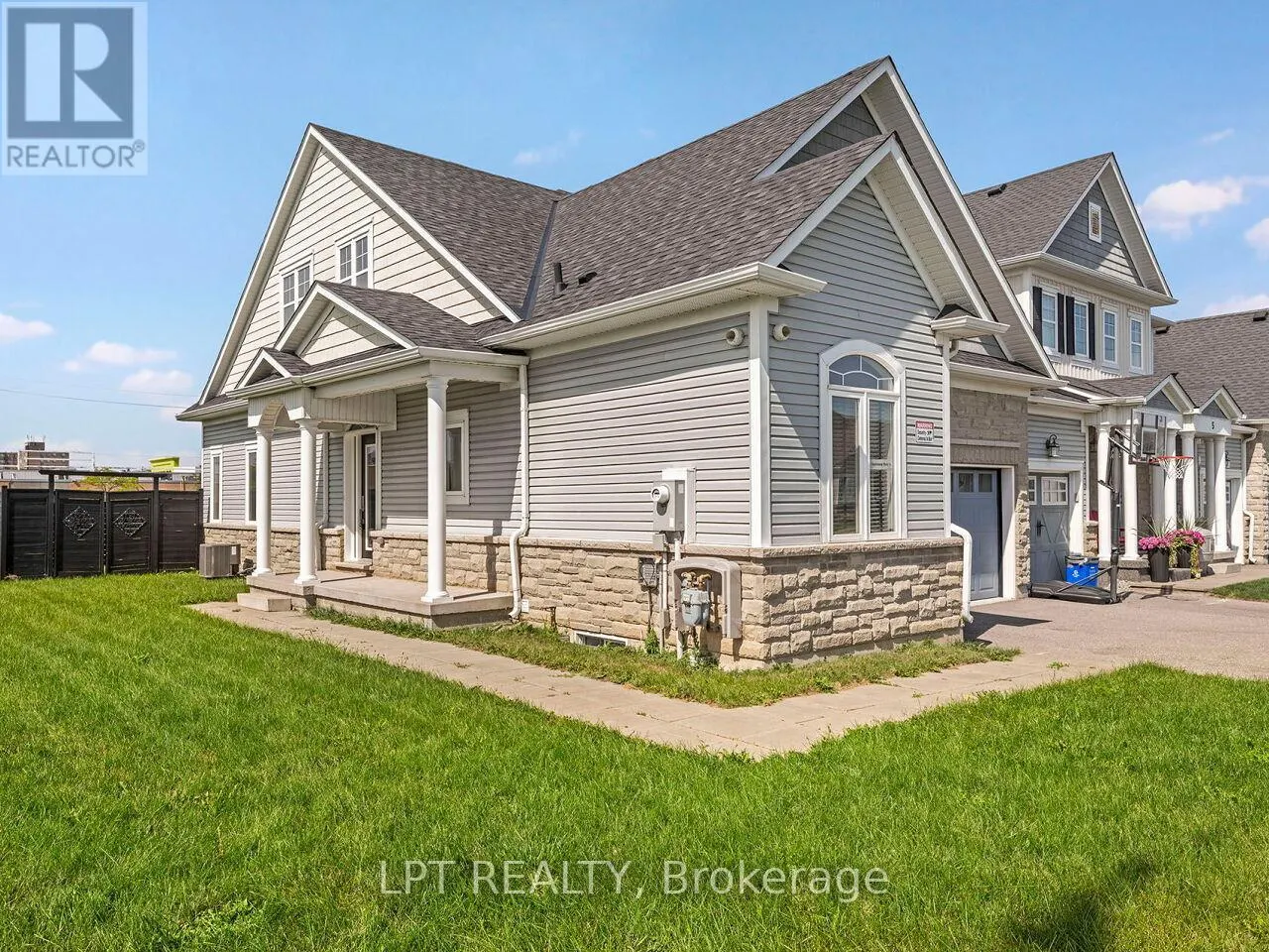 1 DORCHESTER BOULEVARD S