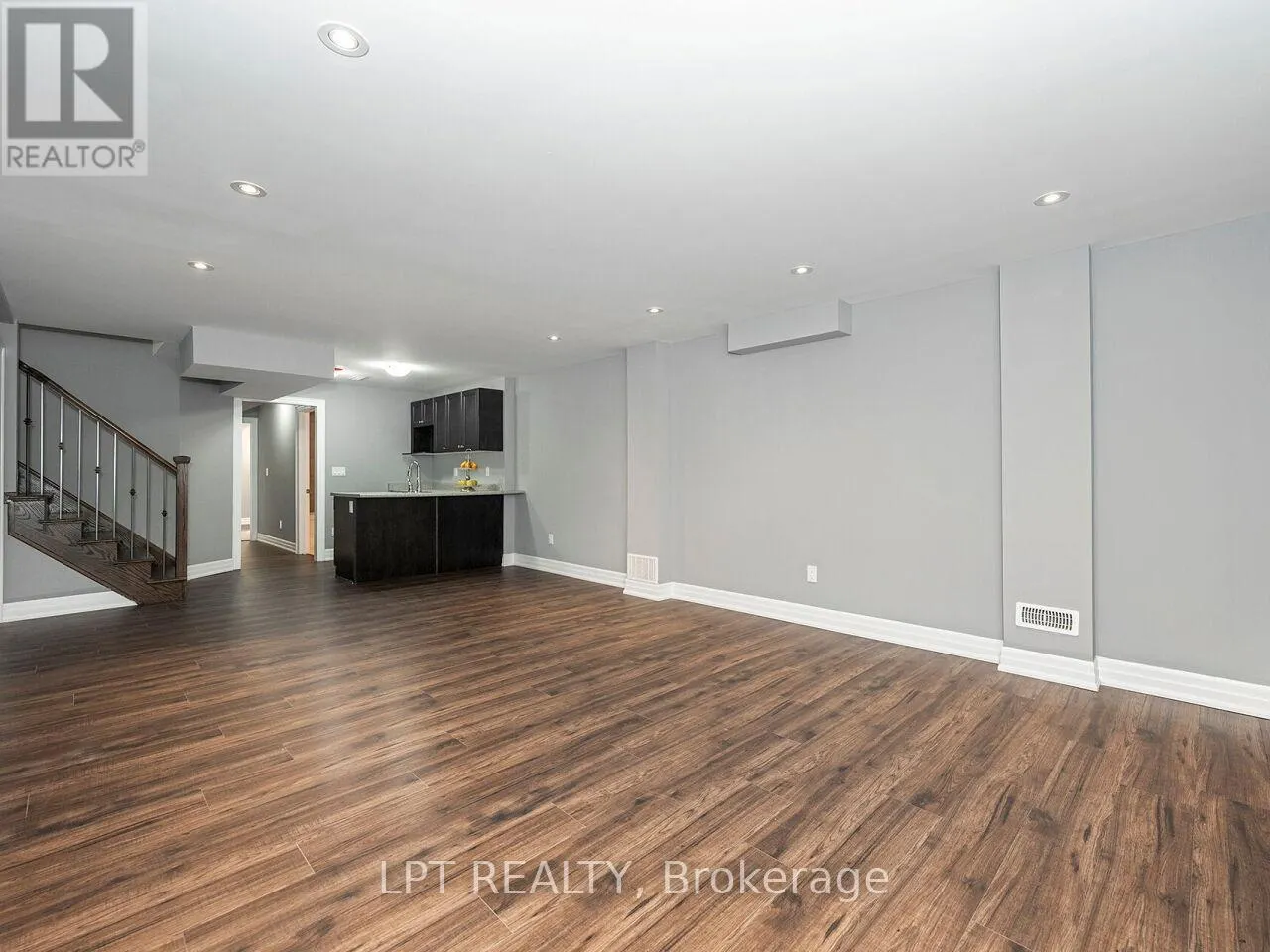 1 DORCHESTER BOULEVARD S