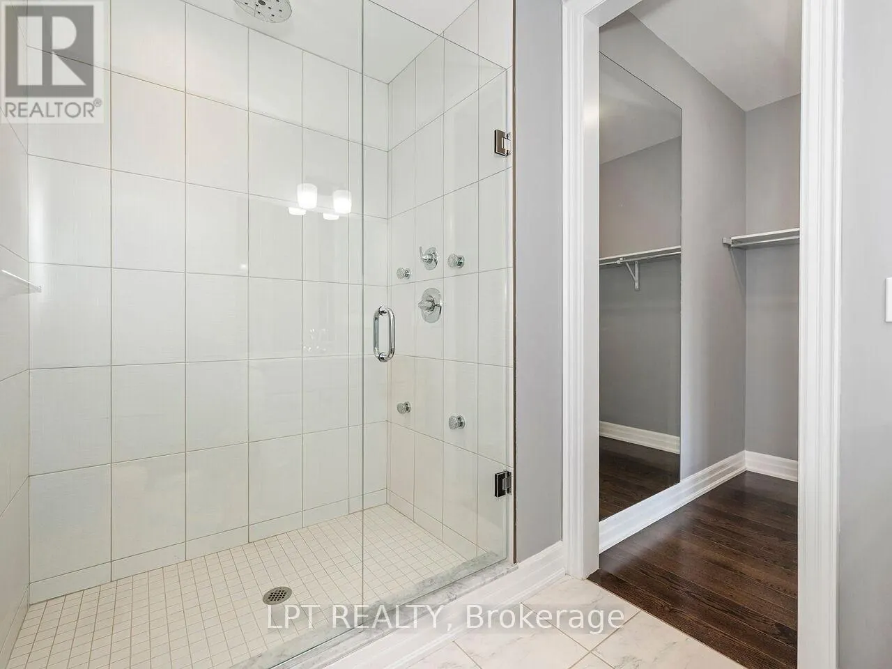 1 DORCHESTER BOULEVARD S